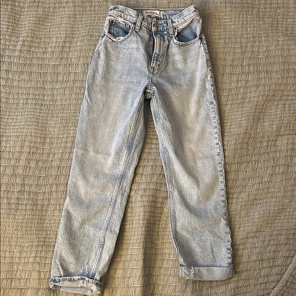 Abercrombie & Fitch. The 90’s Straight Ultra High Rise Curve Love Size 25